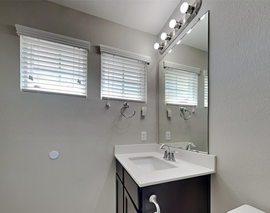 1052 Esplanade Pkwy - Photo Thumbnail 6