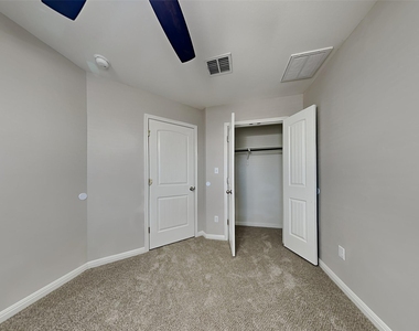 1052 Esplanade Pkwy - Photo Thumbnail 11