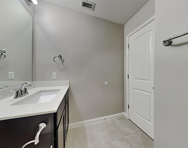 1052 Esplanade Pkwy - Photo Thumbnail 12