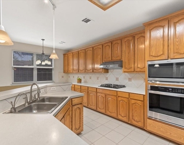207 Colby Ln - Photo Thumbnail 8