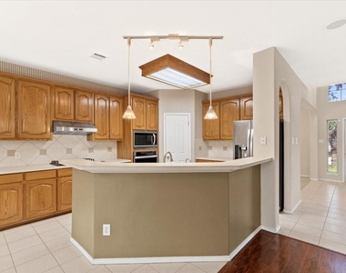 207 Colby Ln - Photo Thumbnail 10
