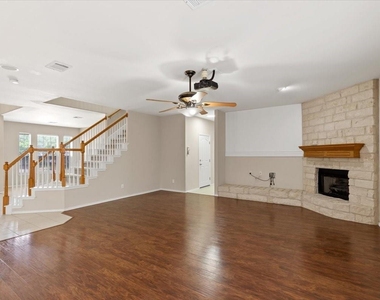 207 Colby Ln - Photo Thumbnail 12