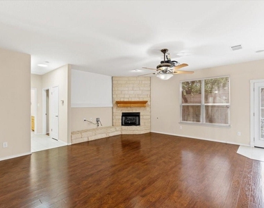 207 Colby Ln - Photo Thumbnail 13