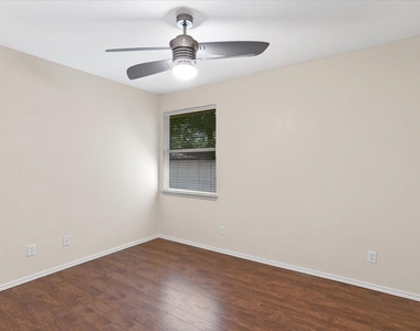 207 Colby Ln - Photo Thumbnail 16