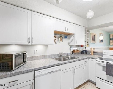 125 Rio Del Mar Street - Photo Thumbnail 10