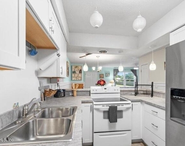 125 Rio Del Mar Street - Photo Thumbnail 11