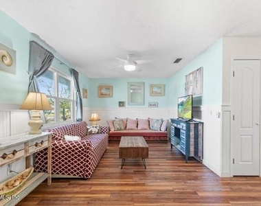 125 Rio Del Mar Street - Photo Thumbnail 5