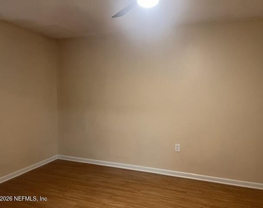 305 W Washington Street - Photo Thumbnail 6