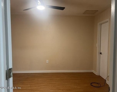 305 W Washington Street - Photo Thumbnail 5