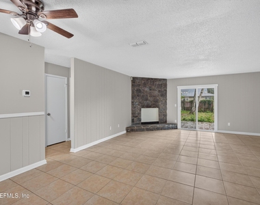 1040 Willow Cove Court E - Photo Thumbnail 4