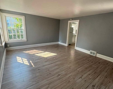 512 Clark Street - Photo Thumbnail 3