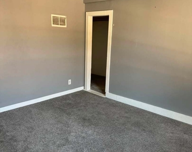 512 Clark Street - Photo Thumbnail 2