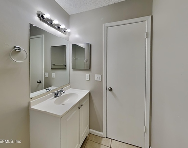 1351 Trotters Walk Way - Photo Thumbnail 12