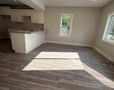 16901 Crane Avenue - Photo Thumbnail 6