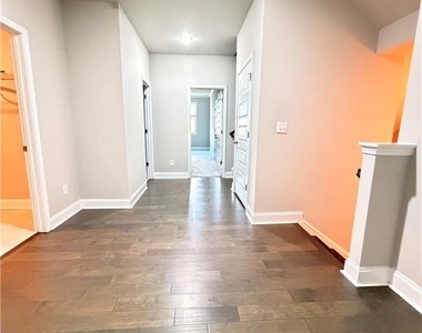 2005 Manor Pointe Drive - Photo Thumbnail 4