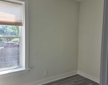6207 S Bishop Street - Photo Thumbnail 8