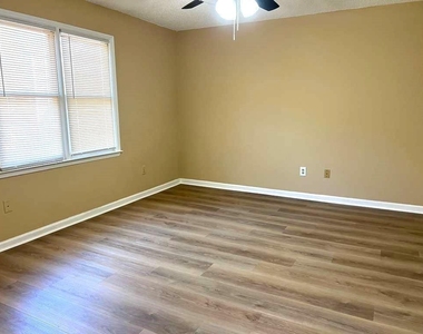 7941 Creekstone Way - Photo Thumbnail 7