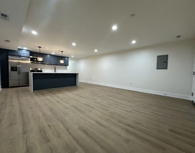 4338 N Clarendon Avenue - Photo Thumbnail 3