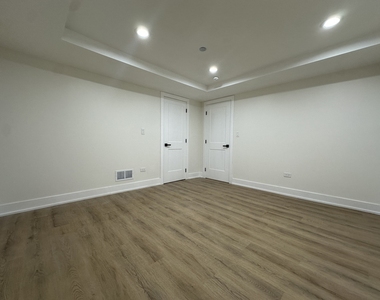 4338 N Clarendon Avenue - Photo Thumbnail 10