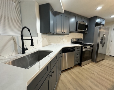 4338 N Clarendon Avenue - Photo Thumbnail 5