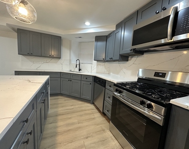 4338 N Clarendon Avenue - Photo Thumbnail 6