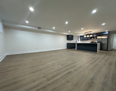 4338 N Clarendon Avenue - Photo Thumbnail 2