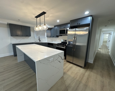 4338 N Clarendon Avenue - Photo Thumbnail 3
