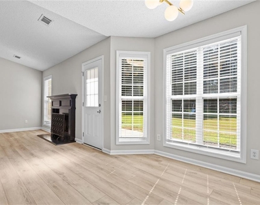 1587 Brush Creek Dr - Photo Thumbnail 8