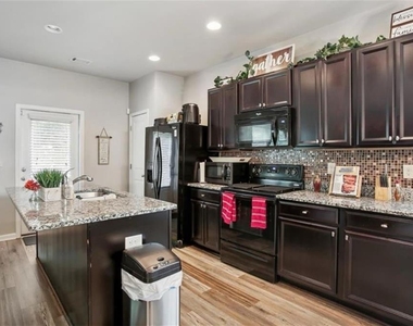 402 Hardy Ives Lane - Photo Thumbnail 2