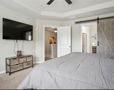 402 Hardy Ives Lane - Photo Thumbnail 9