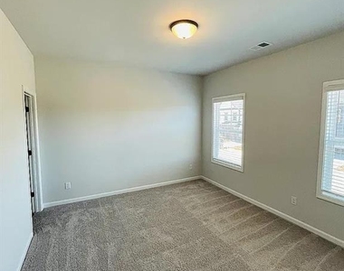 126 Lauren Street - Photo Thumbnail 16