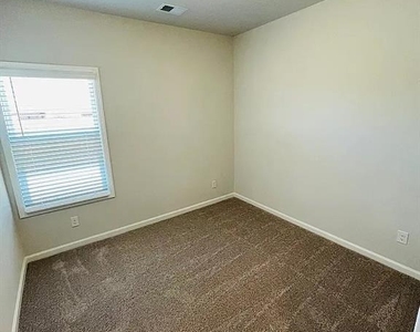 126 Lauren Street - Photo Thumbnail 11