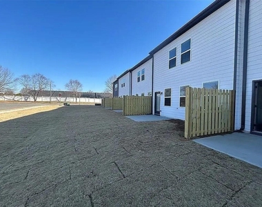 126 Lauren Street - Photo Thumbnail 3