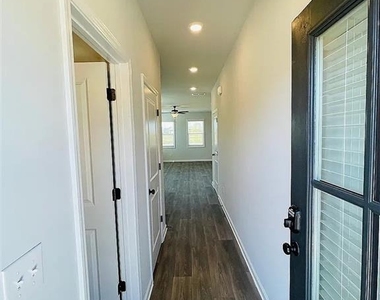 126 Lauren Street - Photo Thumbnail 4