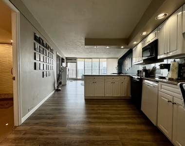 300 N State Street - Photo Thumbnail 5