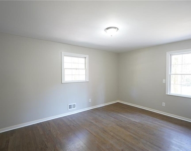 2221 Pinecliff Drive Ne - Photo Thumbnail 10