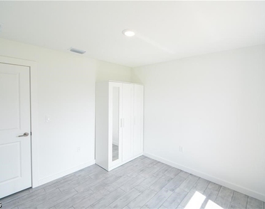 2712 46th Street Sw - Photo Thumbnail 11