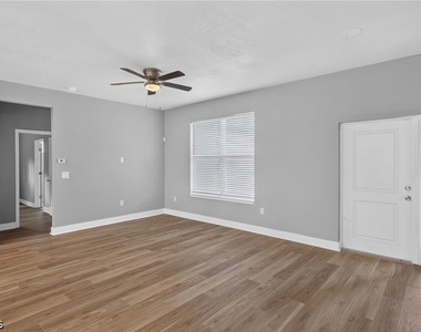 2010 Robert Avenue - Photo Thumbnail 3