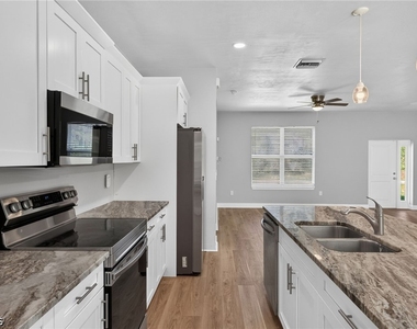 2010 Robert Avenue - Photo Thumbnail 9