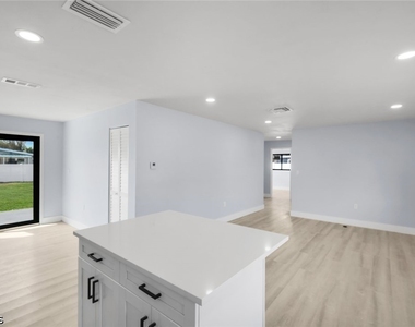 1389 Pine Avenue - Photo Thumbnail 9
