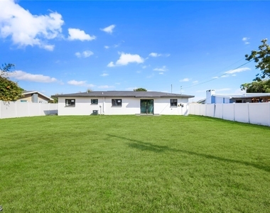 1389 Pine Avenue - Photo Thumbnail 21