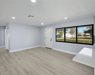 1389 Pine Avenue - Photo Thumbnail 5