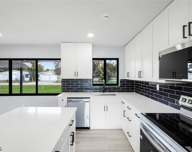 1389 Pine Avenue - Photo Thumbnail 8