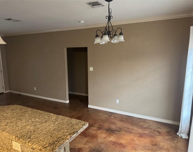 410 Deacon Drive W - Photo Thumbnail 7