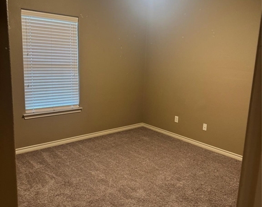 410 Deacon Drive W - Photo Thumbnail 14