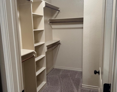 410 Deacon Drive W - Photo Thumbnail 11