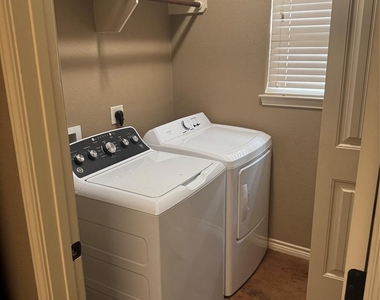 410 Deacon Drive W - Photo Thumbnail 16