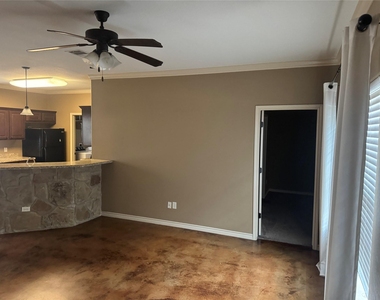 410 Deacon Drive W - Photo Thumbnail 10