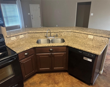 410 Deacon Drive W - Photo Thumbnail 4