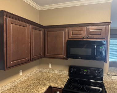 410 Deacon Drive W - Photo Thumbnail 6